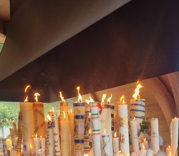 Enciende mi vela a los pies de la Virgen